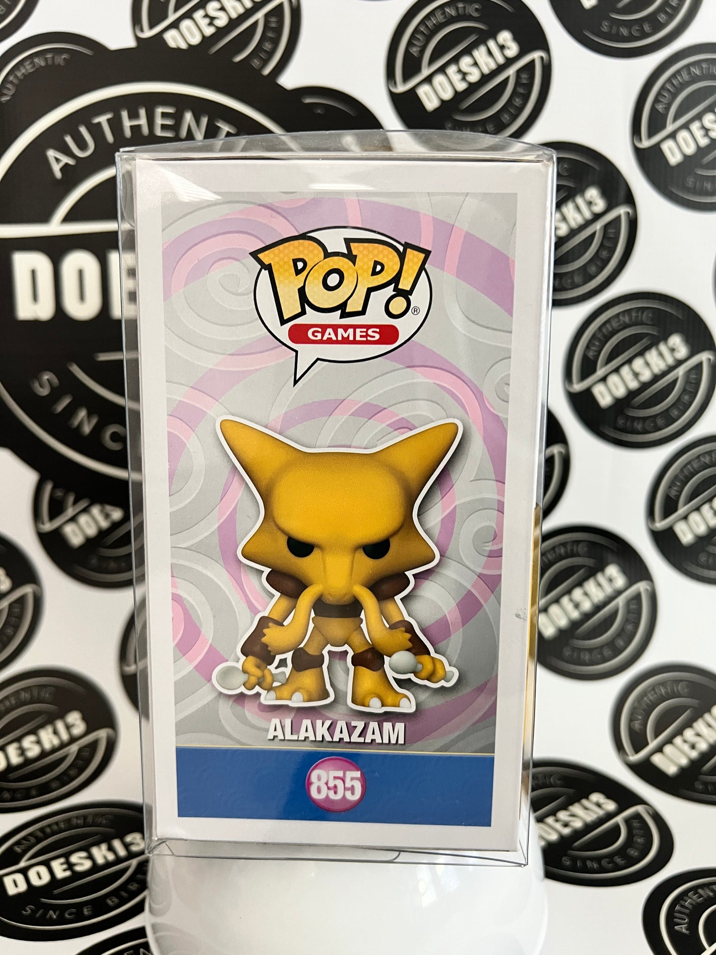 Funko Pop! Pokémon Alakazam #855 W/Protector