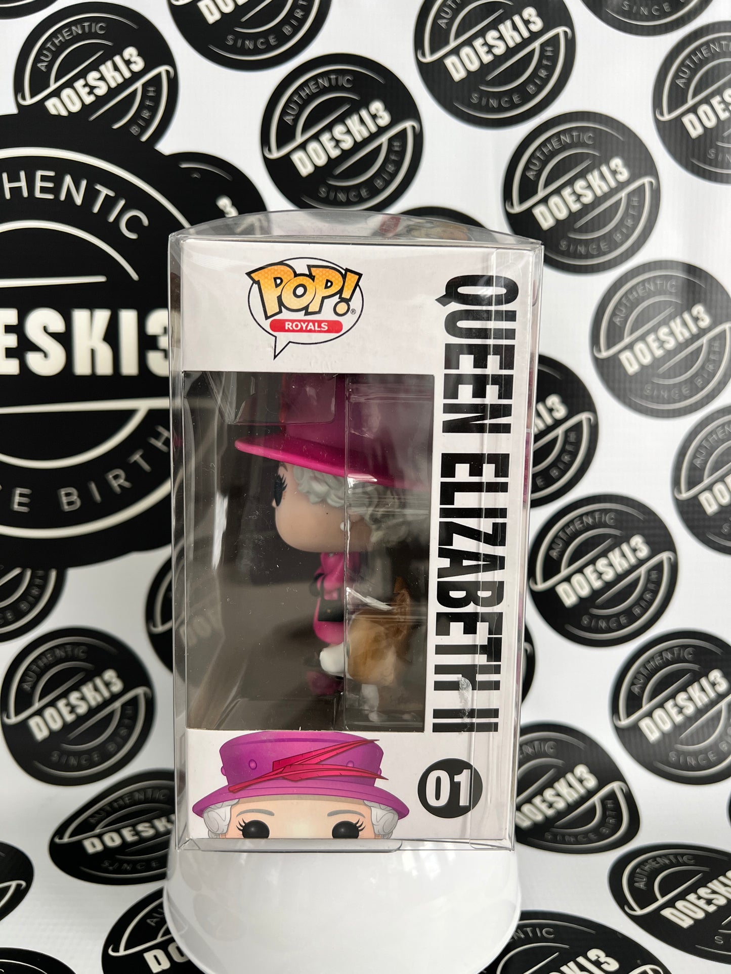 Funko Pop! Royals Queen Elizabeth ll #01 W/Corgi W/Protector